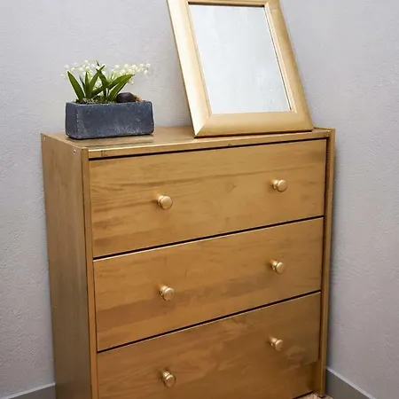 Apartament So Retreat To A Quiet Leafy Street Near The Buzz Of Downtown