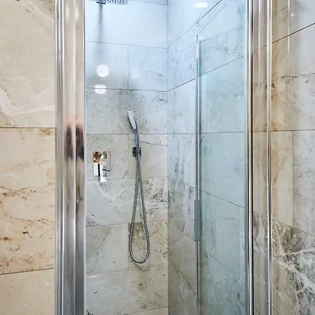 So Retreat To A Quiet Leafy Street Near The Buzz Of Downtown Apartament Mińsk