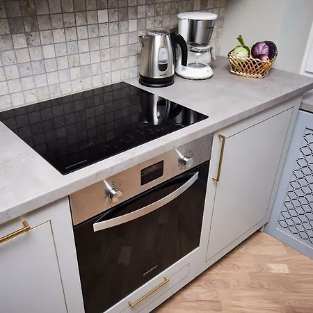 Apartament So Retreat To A Quiet Leafy Street Near The Buzz Of Downtown