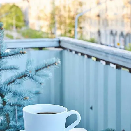 So Retreat To A Quiet Leafy Street Near The Buzz Of Downtown Apartament *
