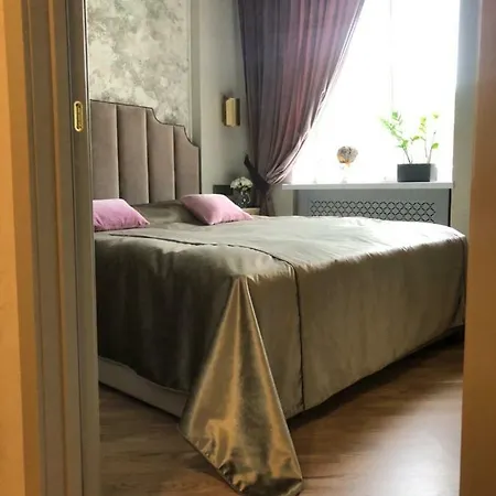 So Retreat To A Quiet Leafy Street Near The Buzz Of Downtown Apartament Mińsk