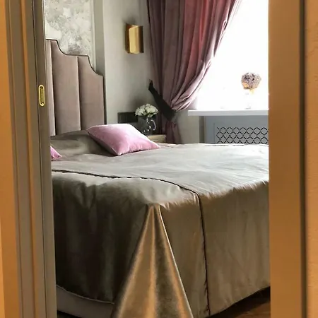 So Retreat To A Quiet Leafy Street Near The Buzz Of Downtown Apartament