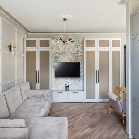 So Retreat To A Quiet Leafy Street Near The Buzz Of Downtown * Mińsk