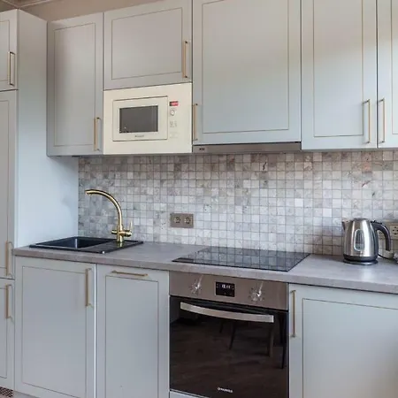 So Retreat To A Quiet Leafy Street Near The Buzz Of Downtown Apartament