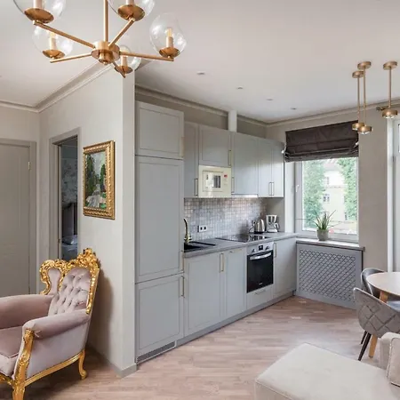 So Retreat To A Quiet Leafy Street Near The Buzz Of Downtown
