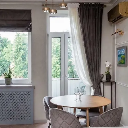 Apartament So Retreat To A Quiet Leafy Street Near The Buzz Of Downtown
